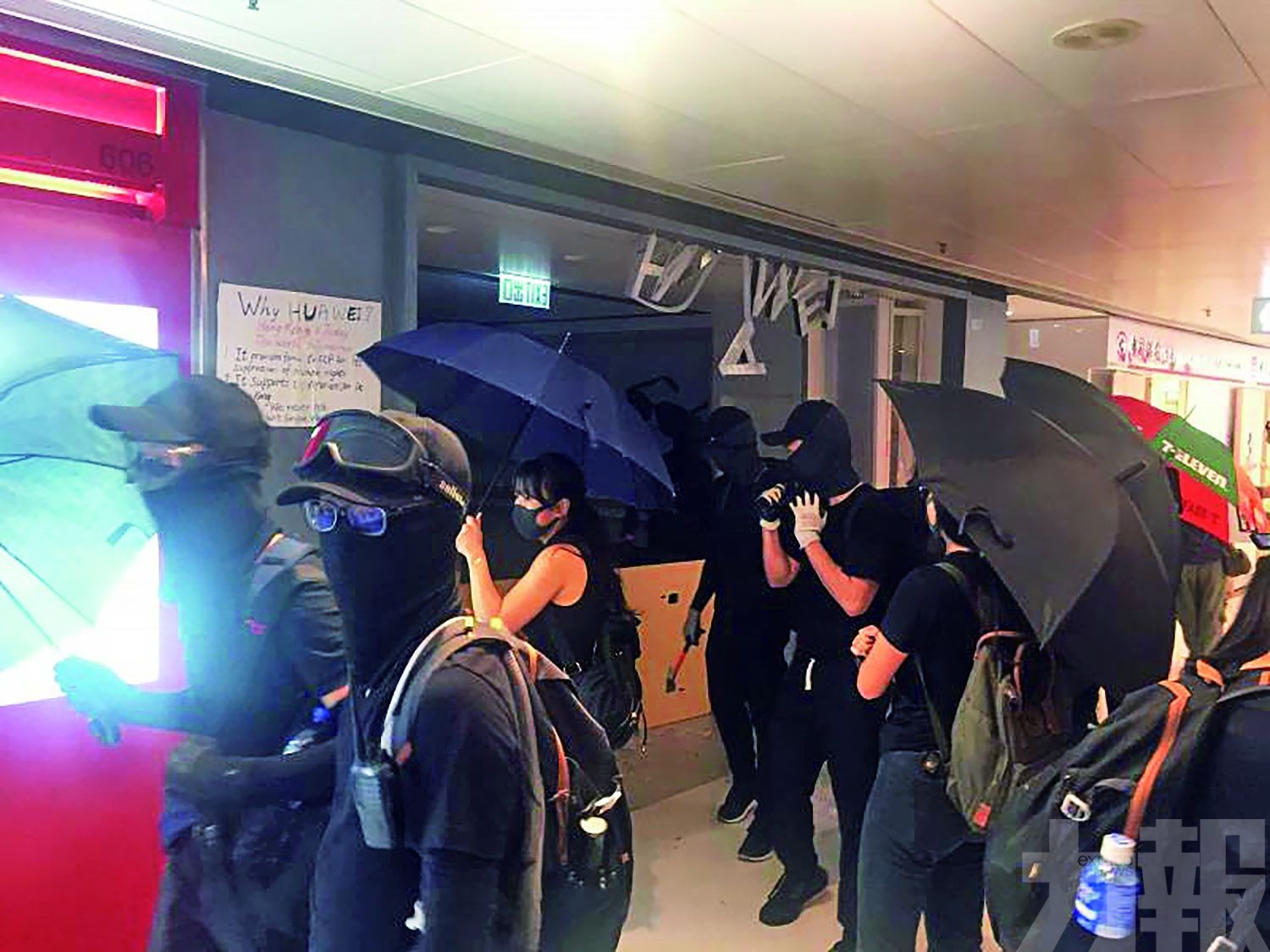 港示威者多區聚集