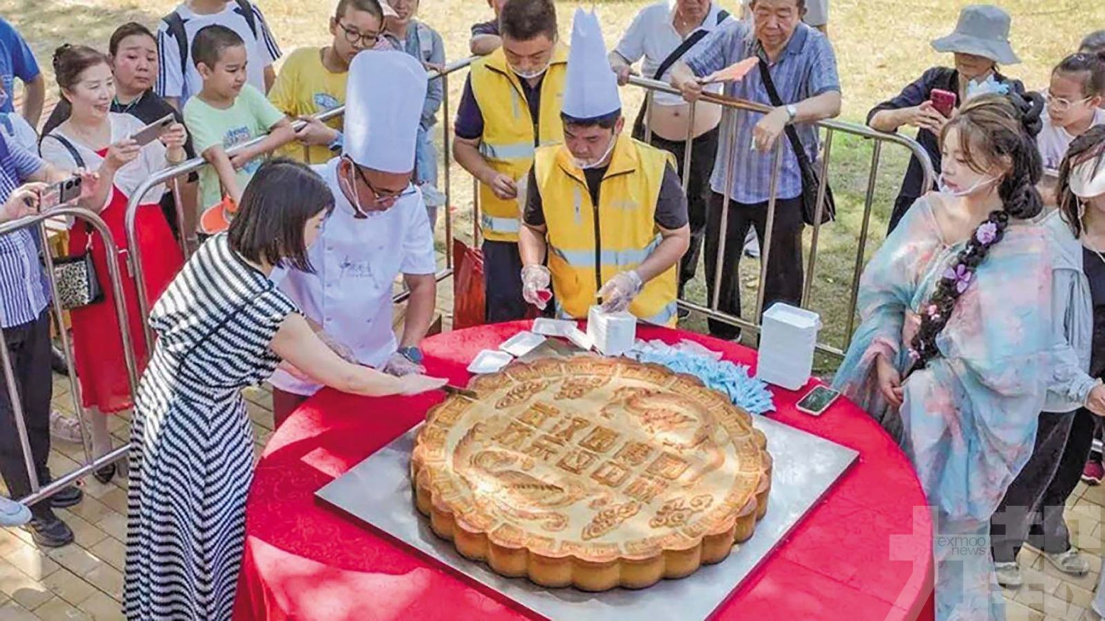 武漢園博園製194公斤巨型月餅