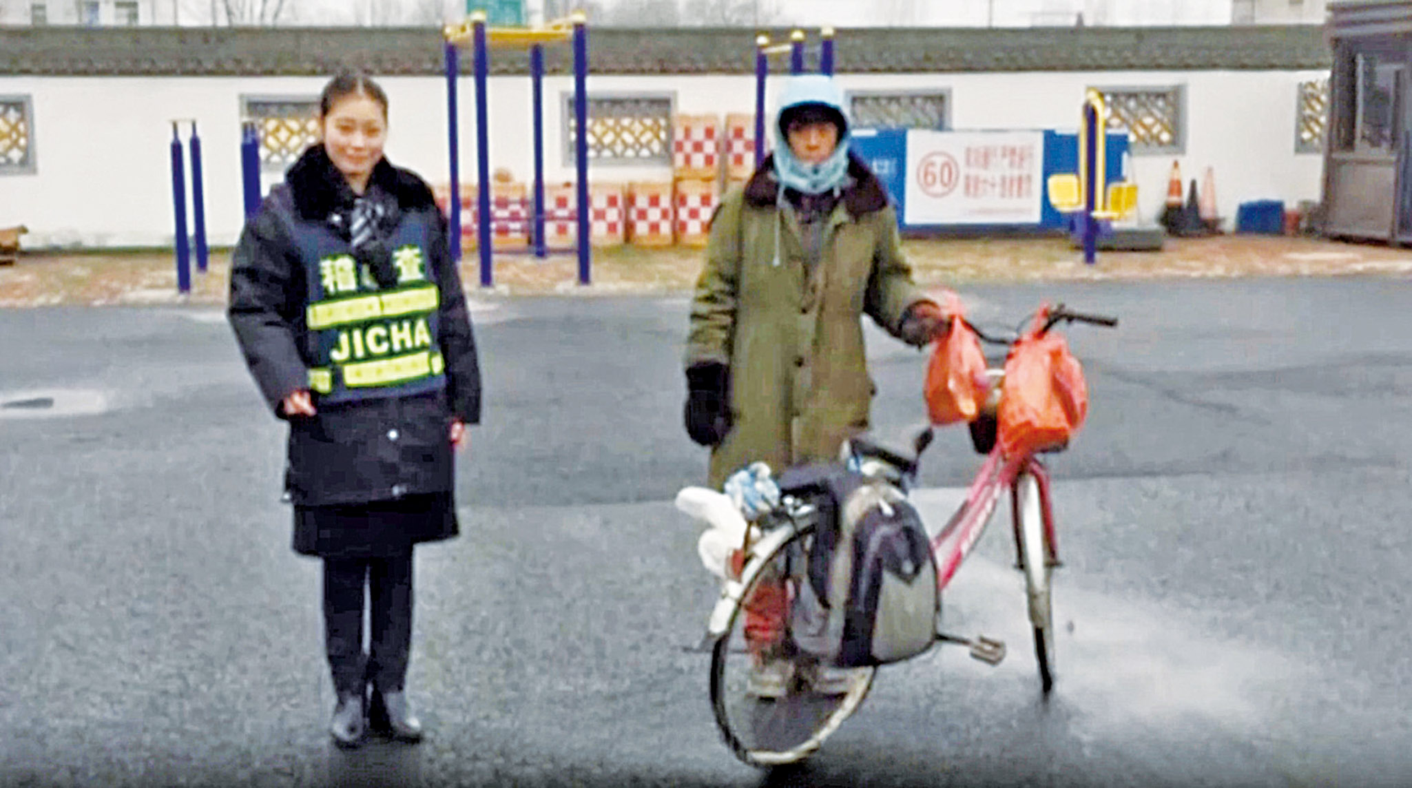 男子騎單車回家過年