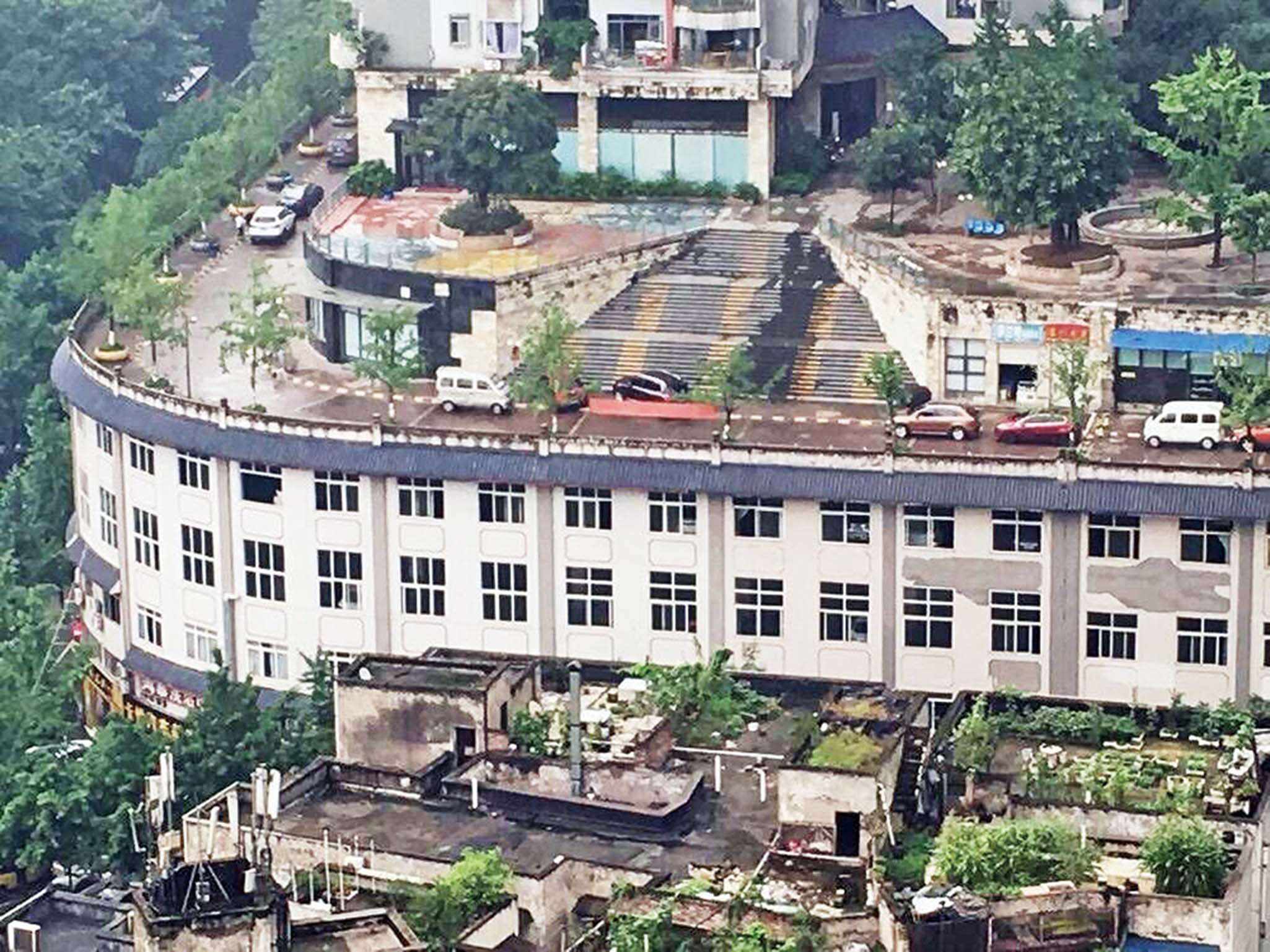 社區頂樓建馬路