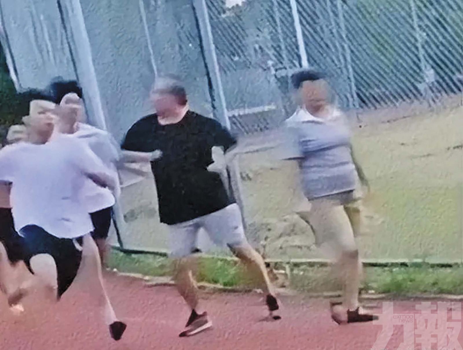 不滿學生體育場跑步妨礙散步