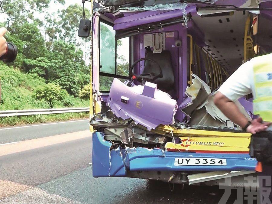 香港巴士貨車相撞