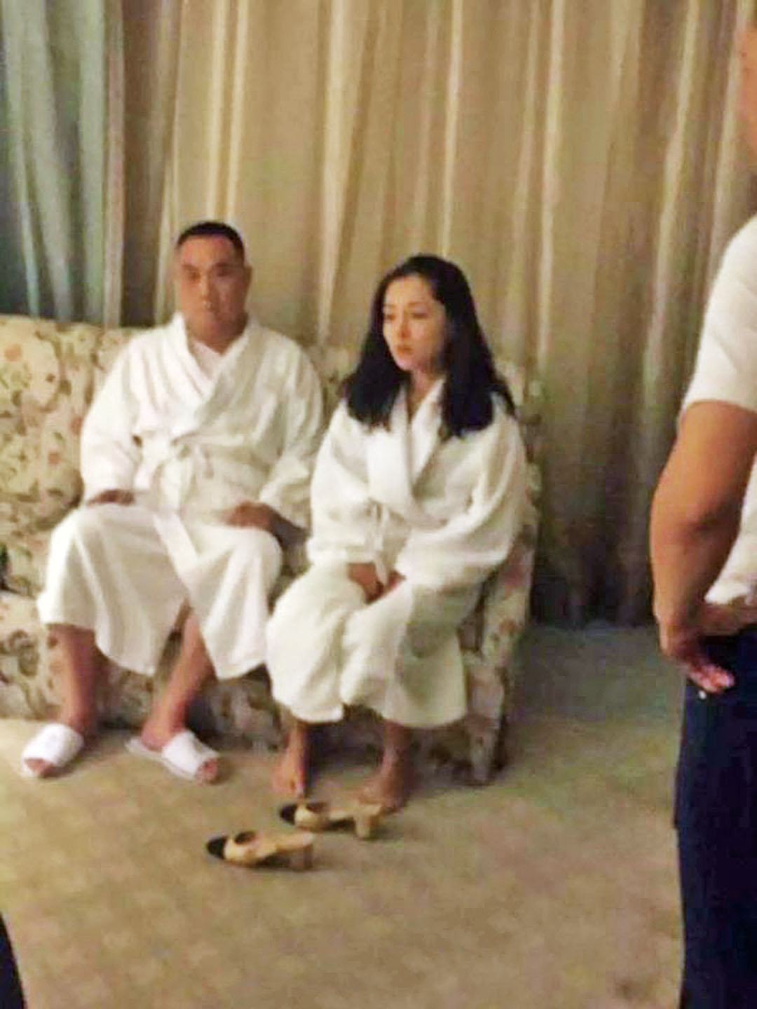 傳媒大亨偷吃名媛被抓