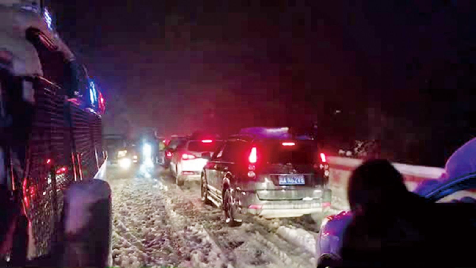 四川折多山暴雪千車受困