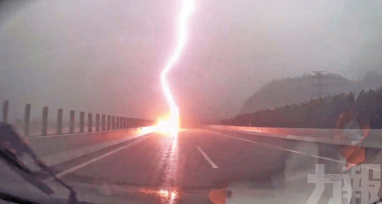 珠海高速私家車疑遭雷擊