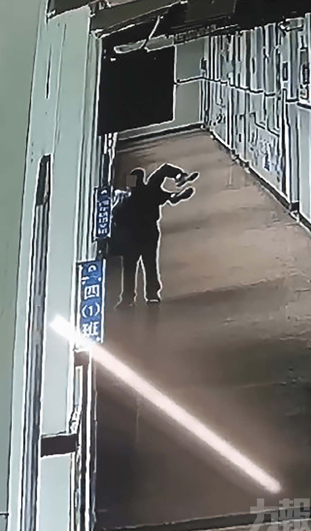 浙江小學生遭抱窗口威脅「掟落樓」