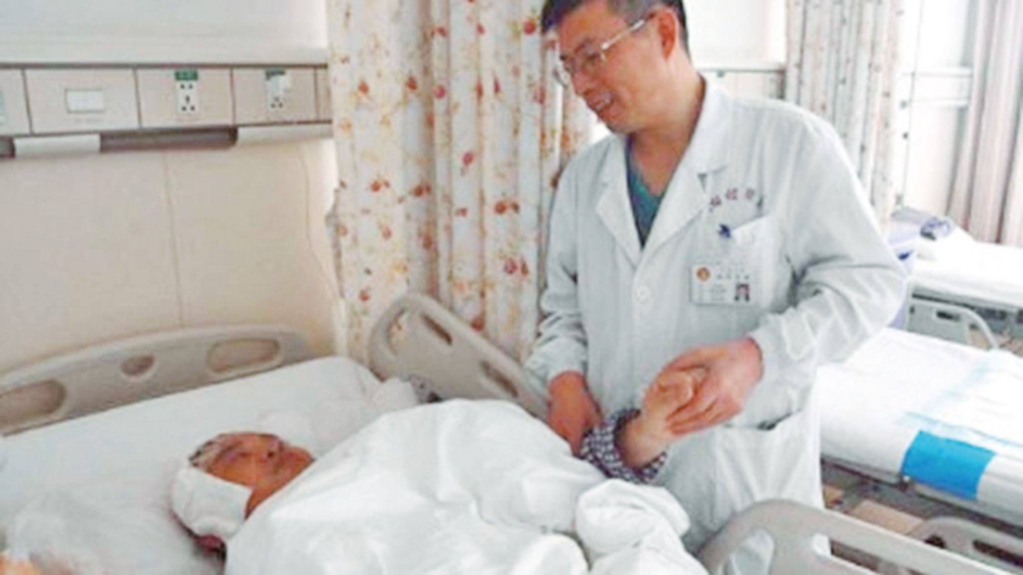 生吞蛇膽治胃病