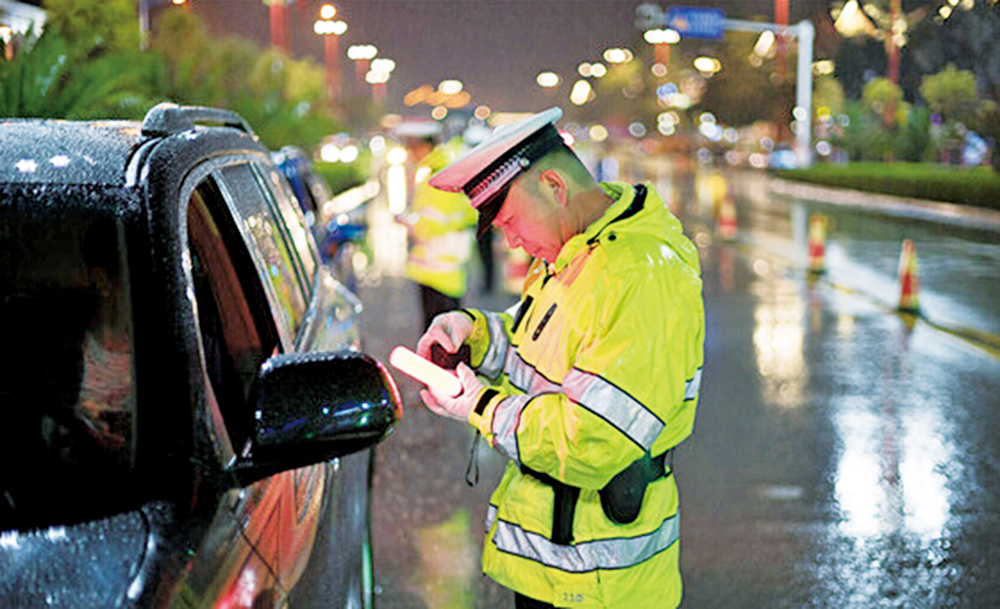 行賄遭拒向警車扔錢