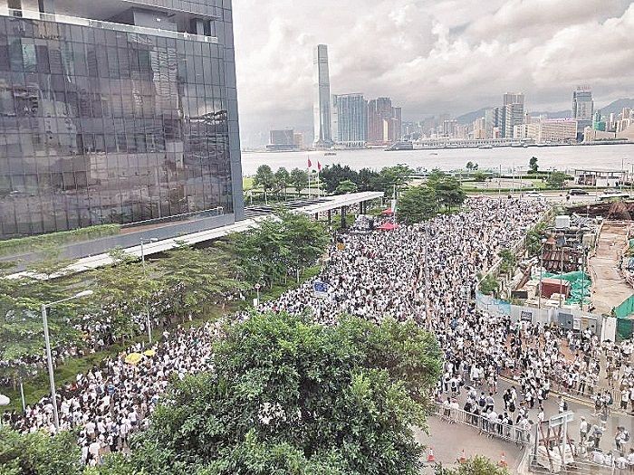 香港大批市民上街