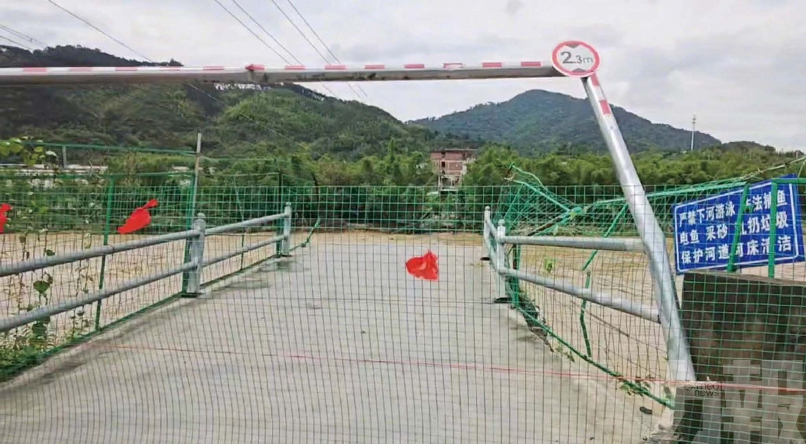 福建龍岩溪水暴漲