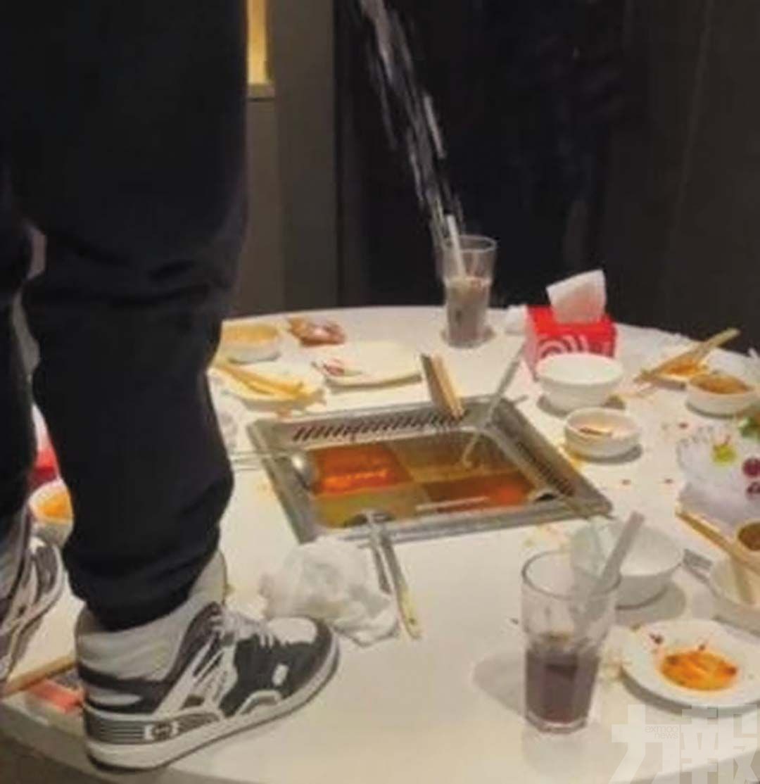 兩少年往海底撈火鍋撒尿