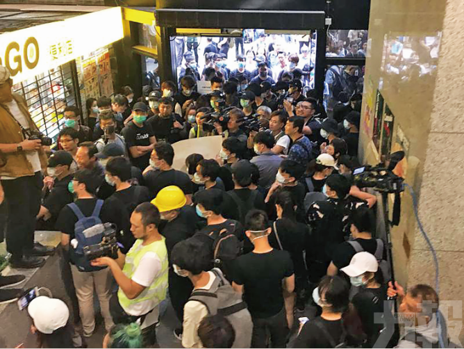​港示威者堵稅務及入境大樓