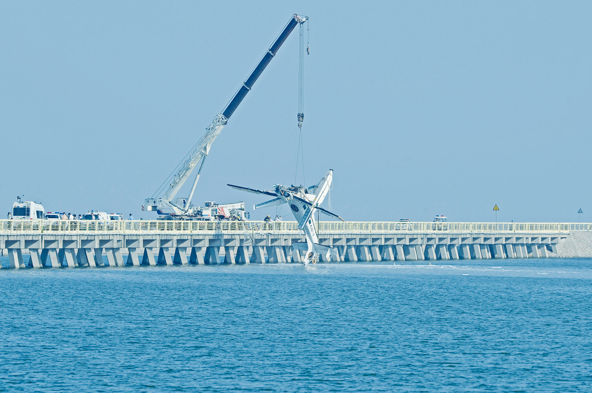 上海水上飛機失控撞橋