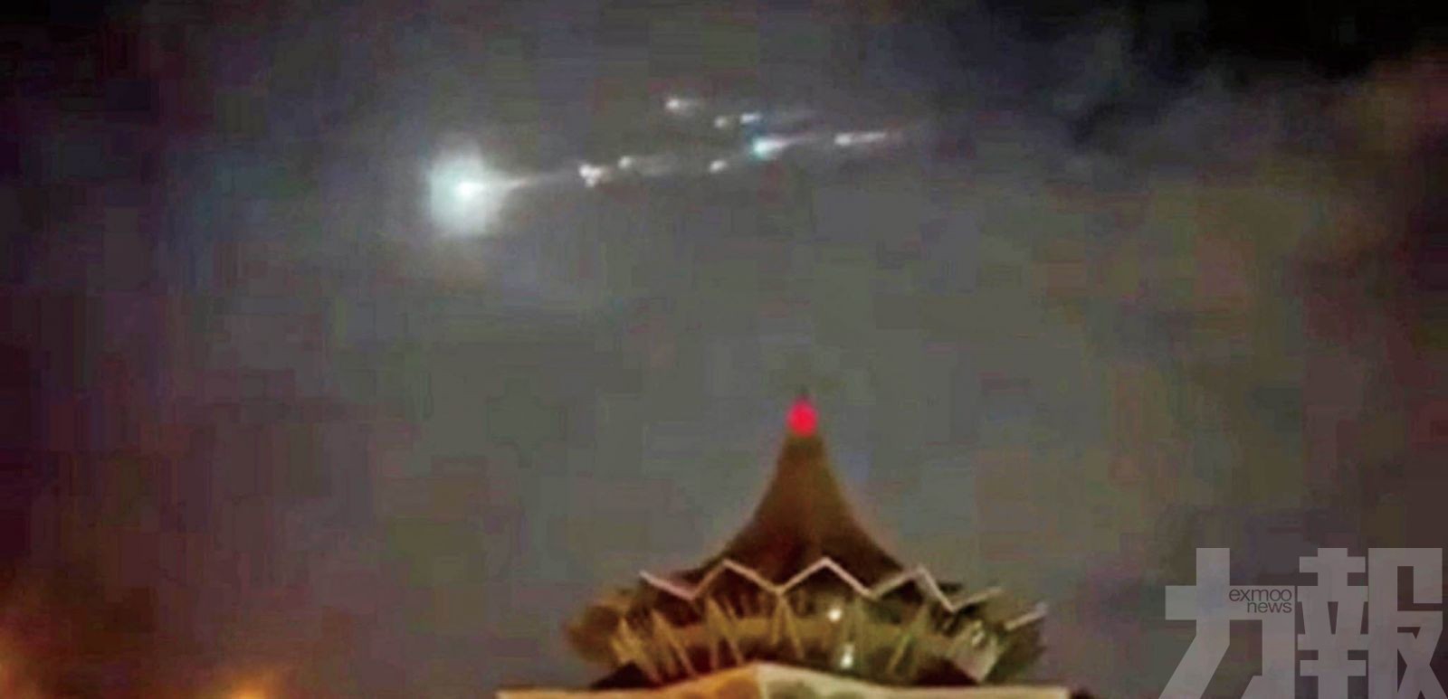 長征五號B火箭殘骸划過夜空