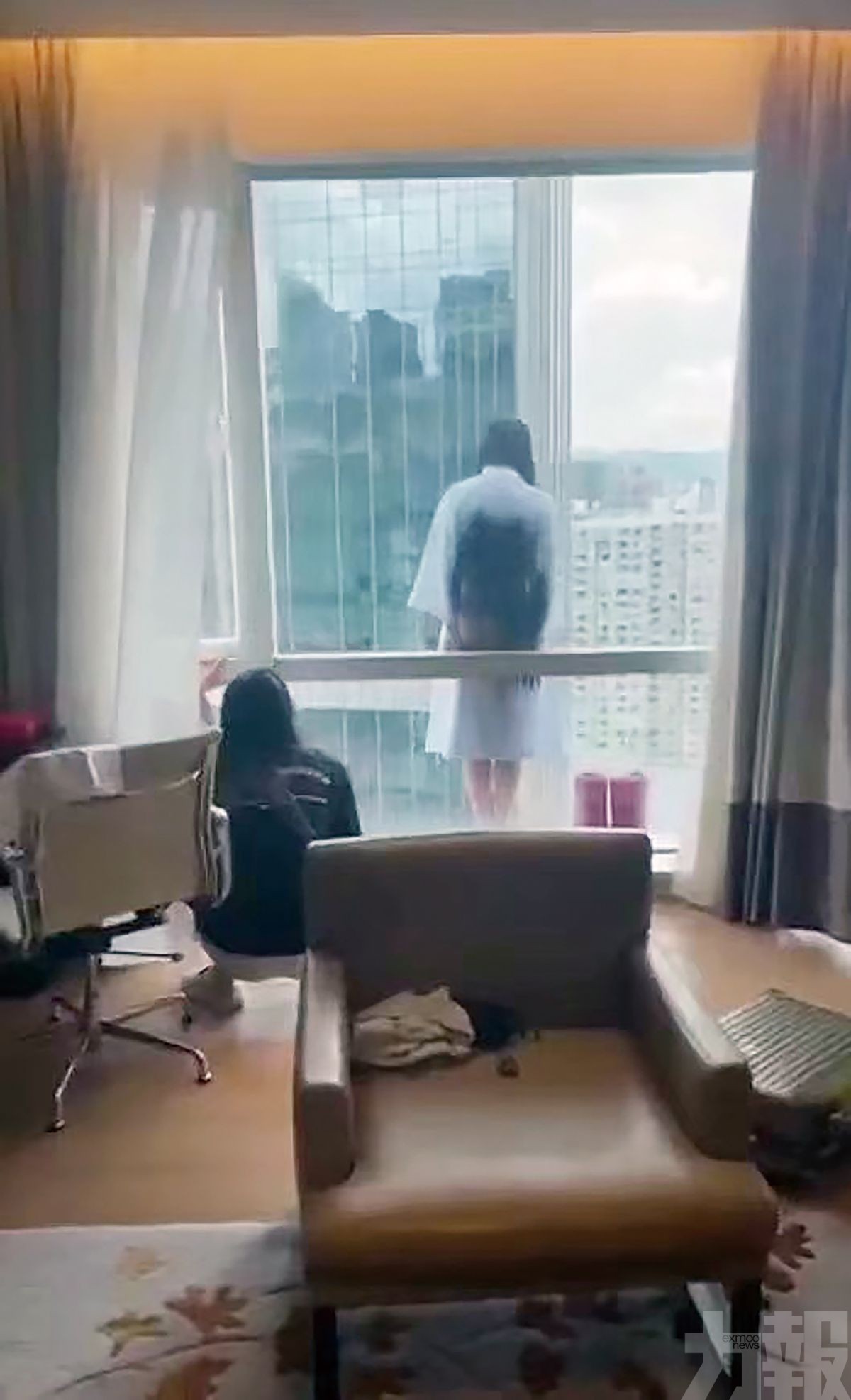 廣州浴袍女站高樓窗外獲救