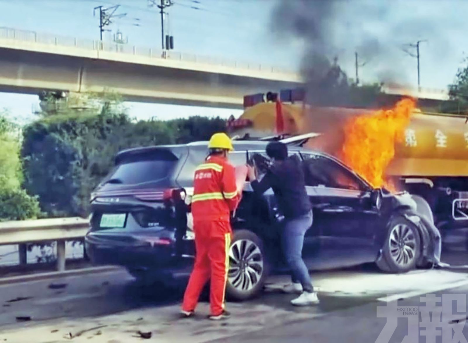 問界M7撞灑水車起火致三死