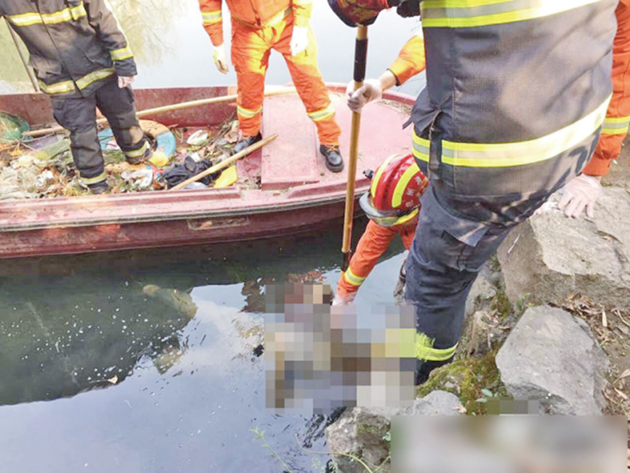 杭女身纏八鐵鏈沉屍河底