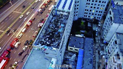 哈爾濱辦公樓頂層塌落
