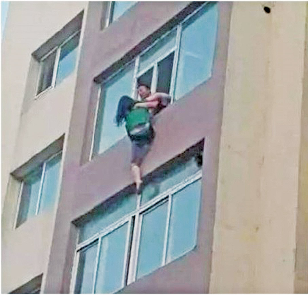 吉林男子緊捉跳樓妻