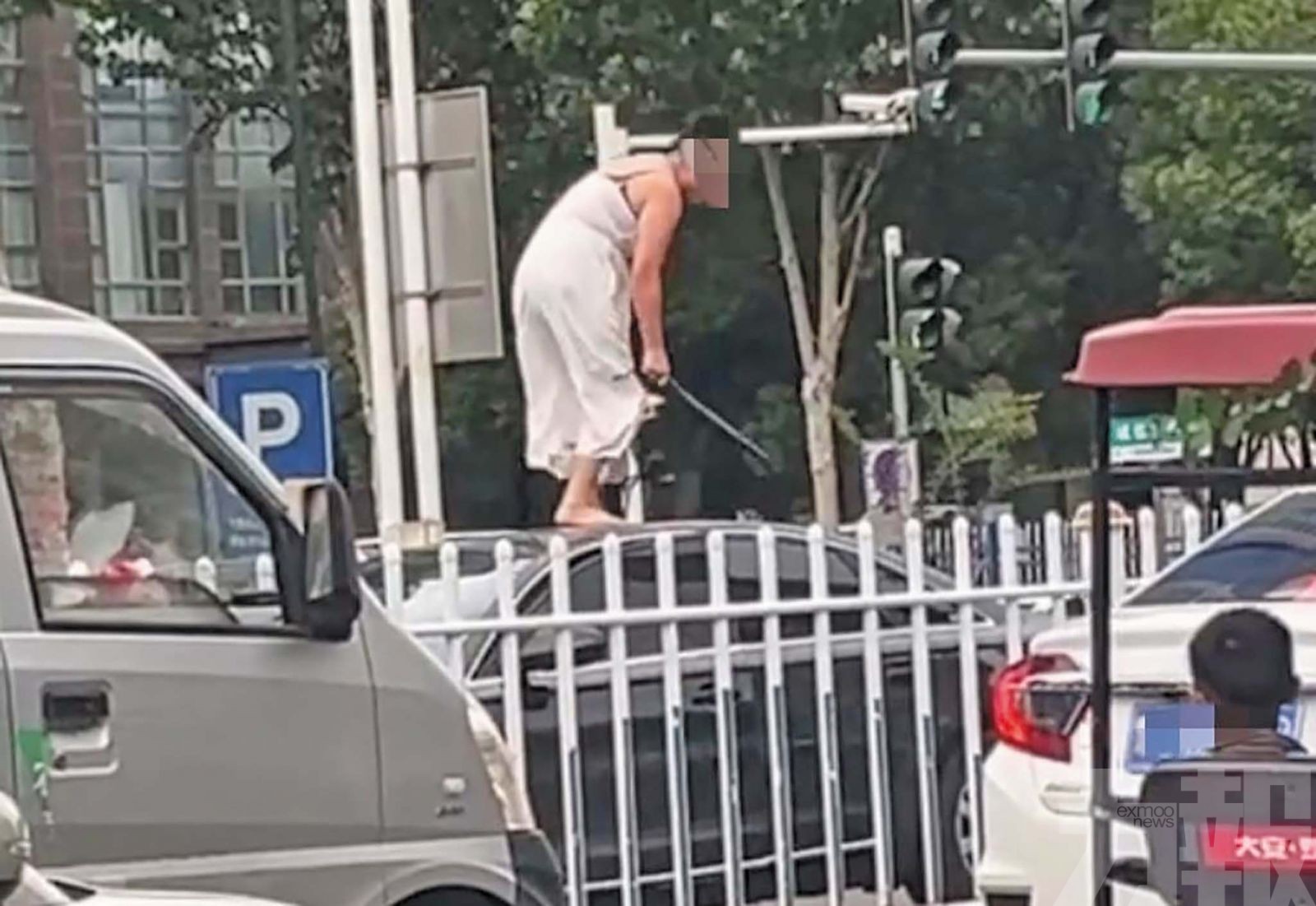 河南女子當街持械砸車引發關注