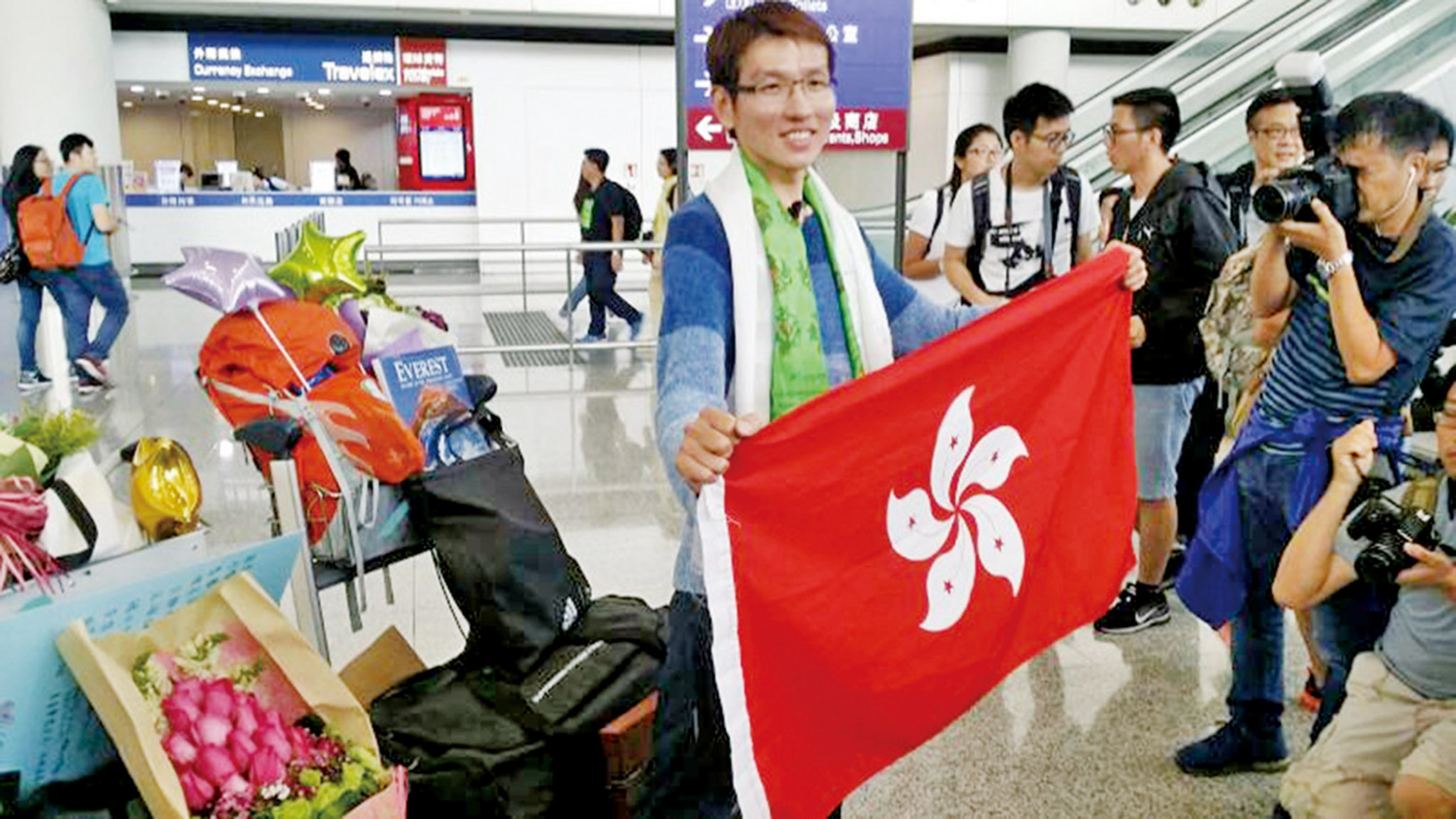 成功登頂珠峰返抵港