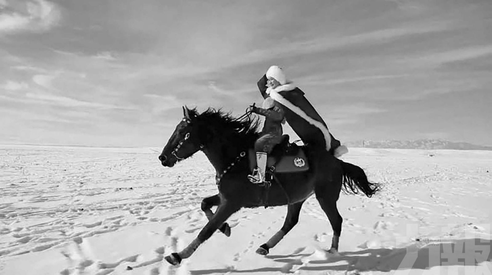 披紅斗篷策馬雪原宣傳新疆