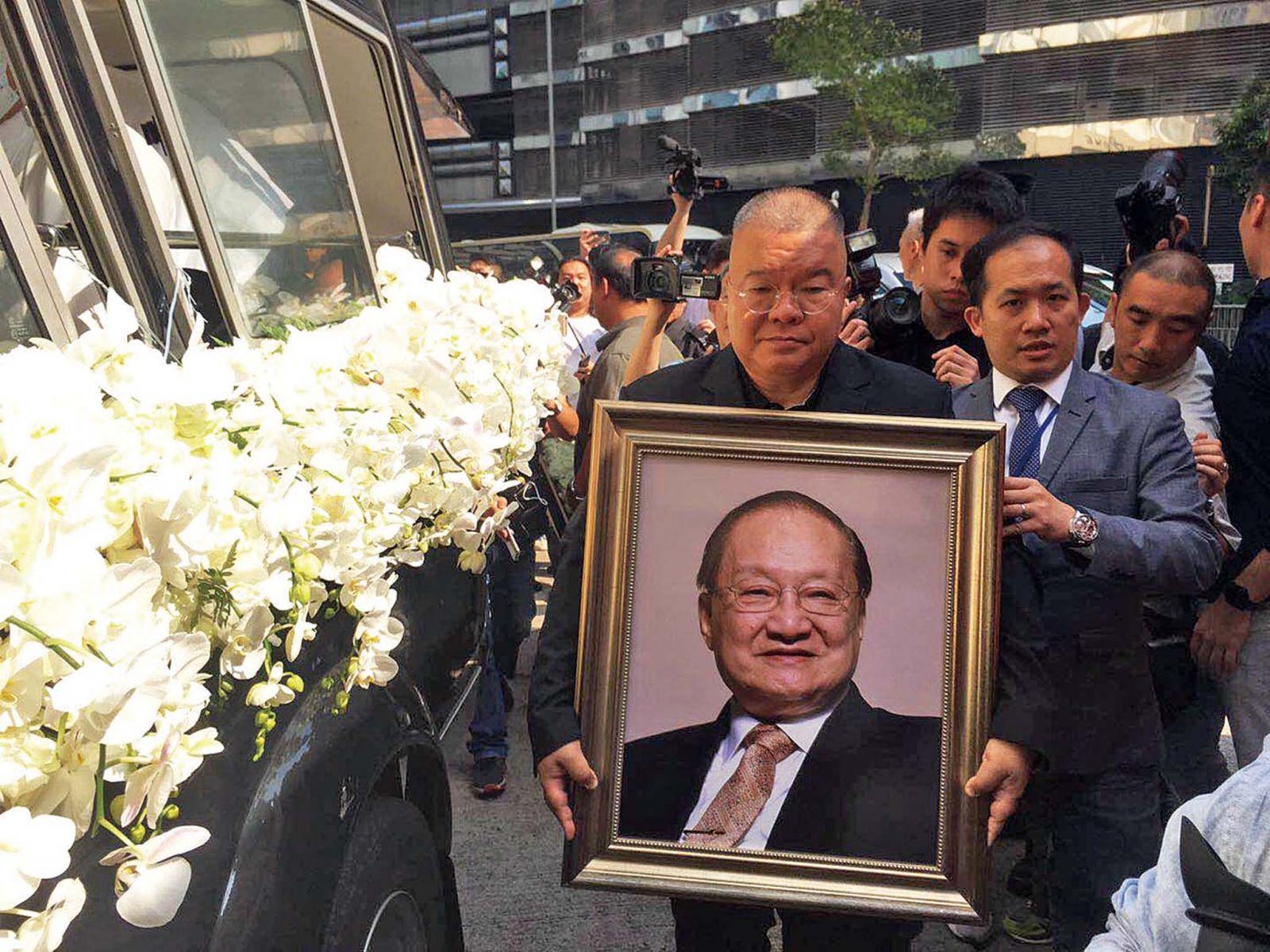 金庸遺體在香港寶蓮寺火化