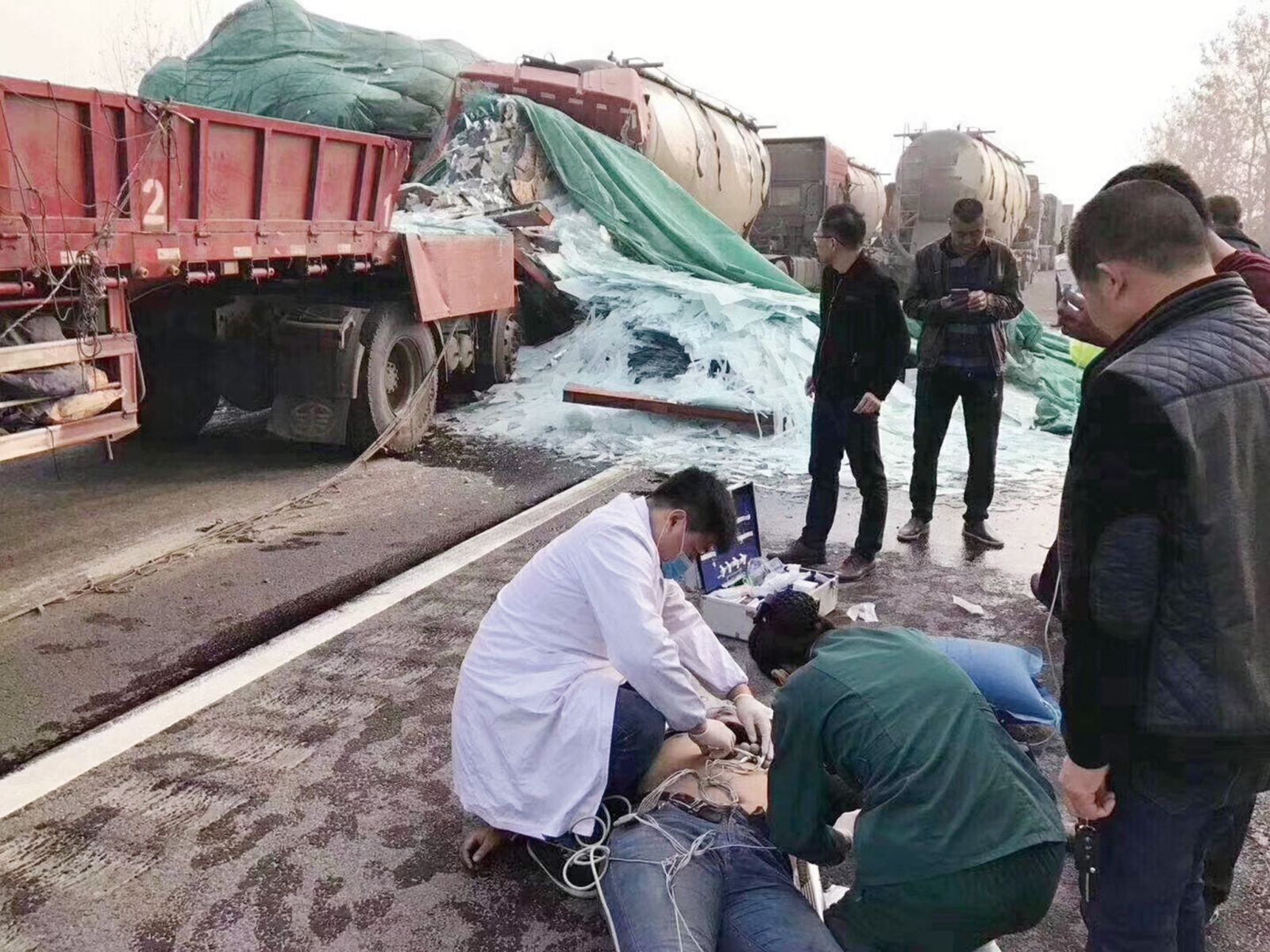 突發團霧逾30車相撞
