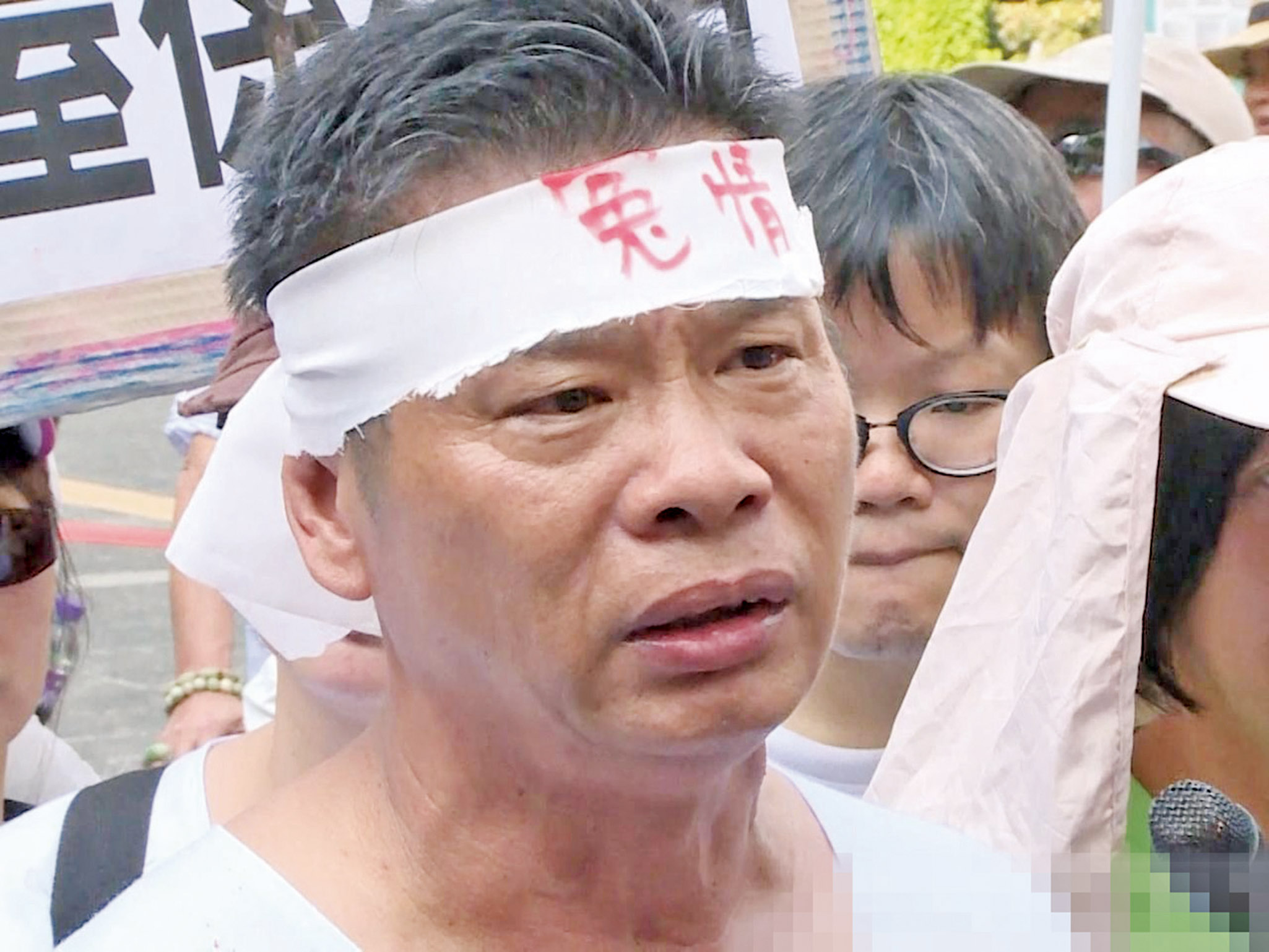 村民跪行至林鄭候任辦