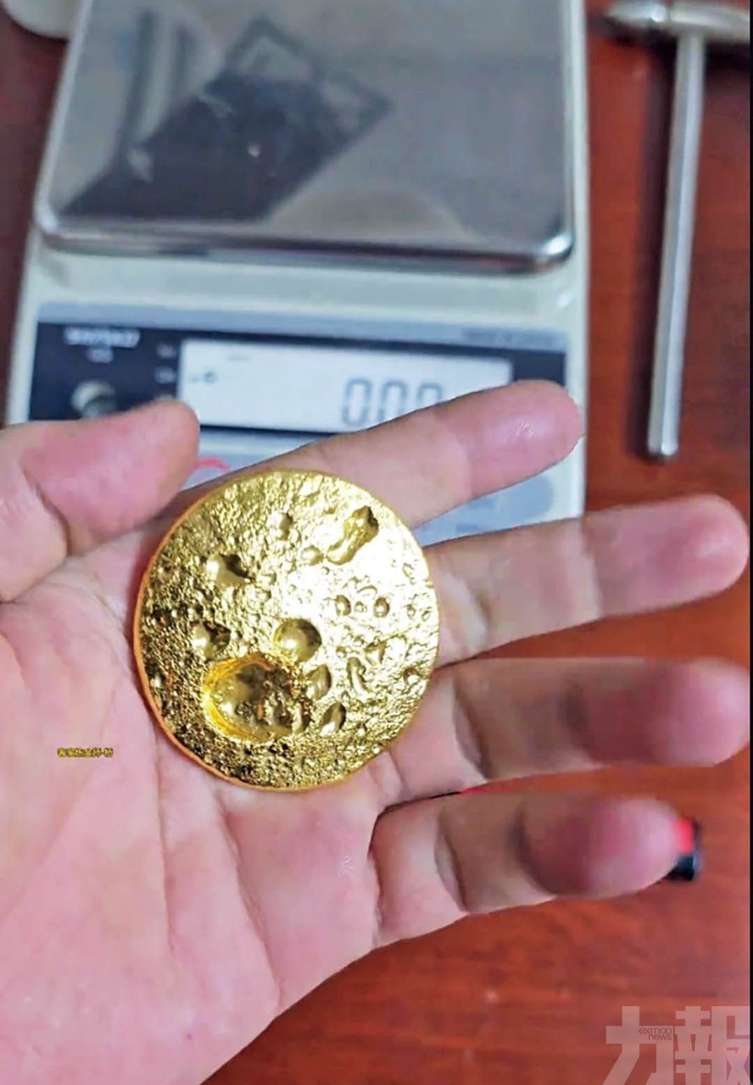 舊手機SIM卡煉出191克黃金？