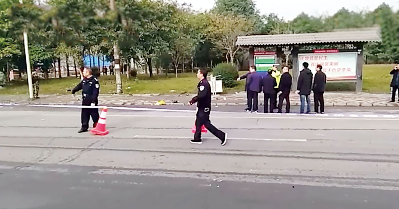 四川私家車衝巴士站