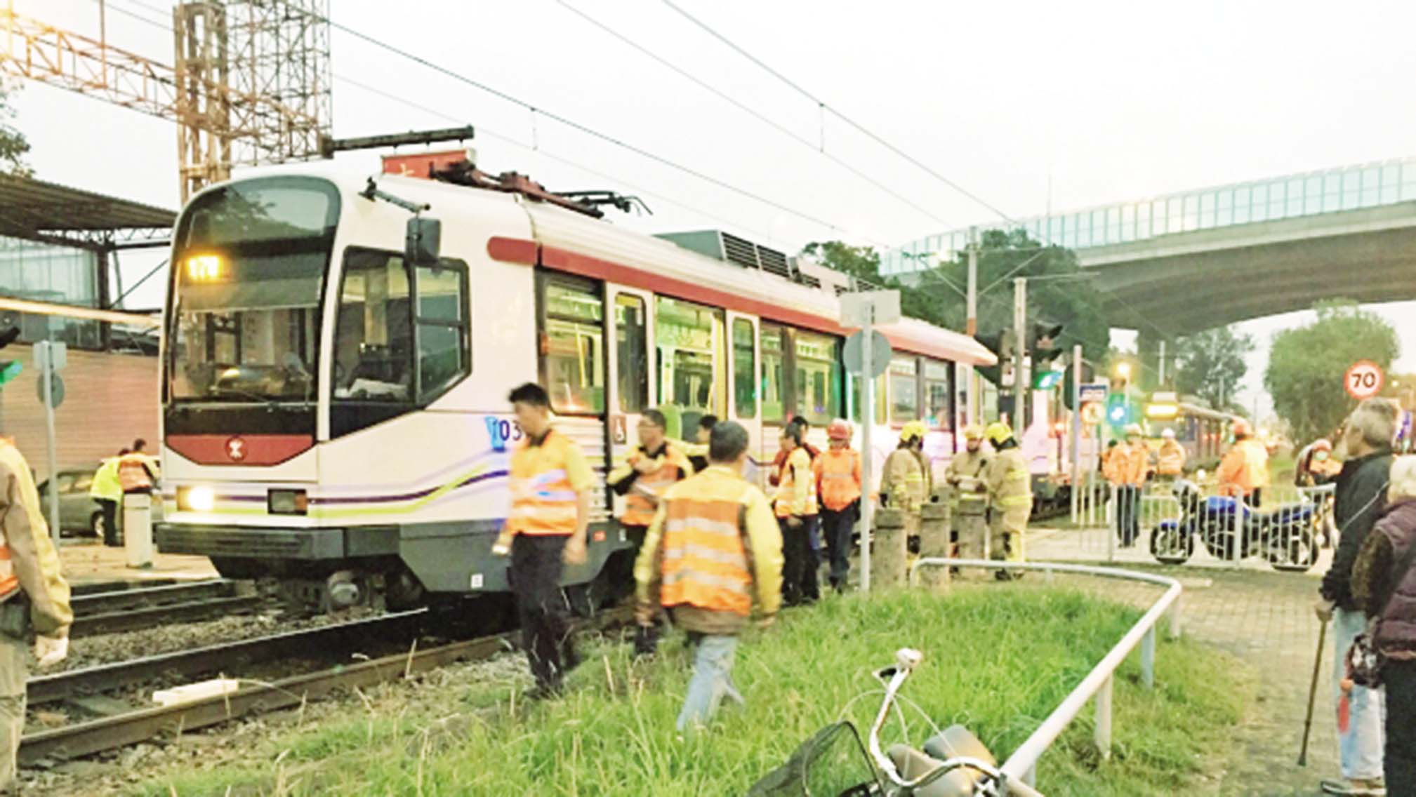 老翁捲車底傷重亡