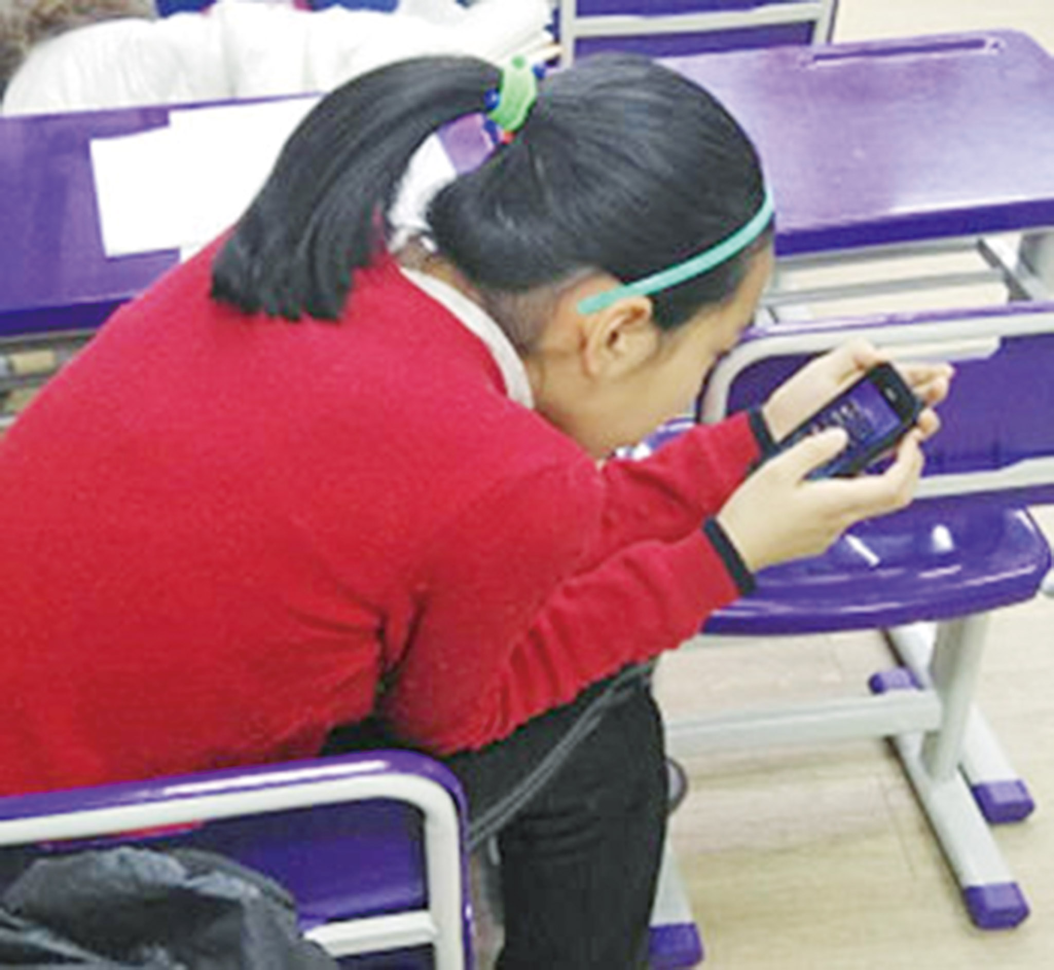 14歲少女愛玩手機
