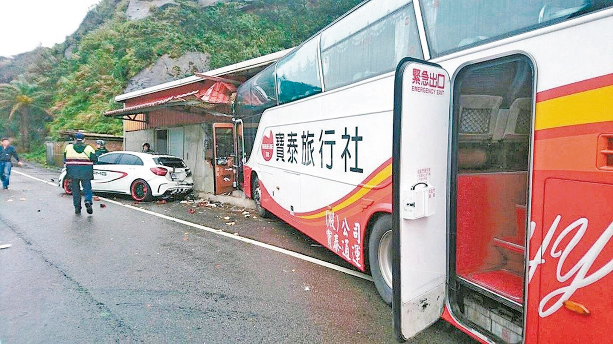 載23名陸客旅遊巴撞民宅