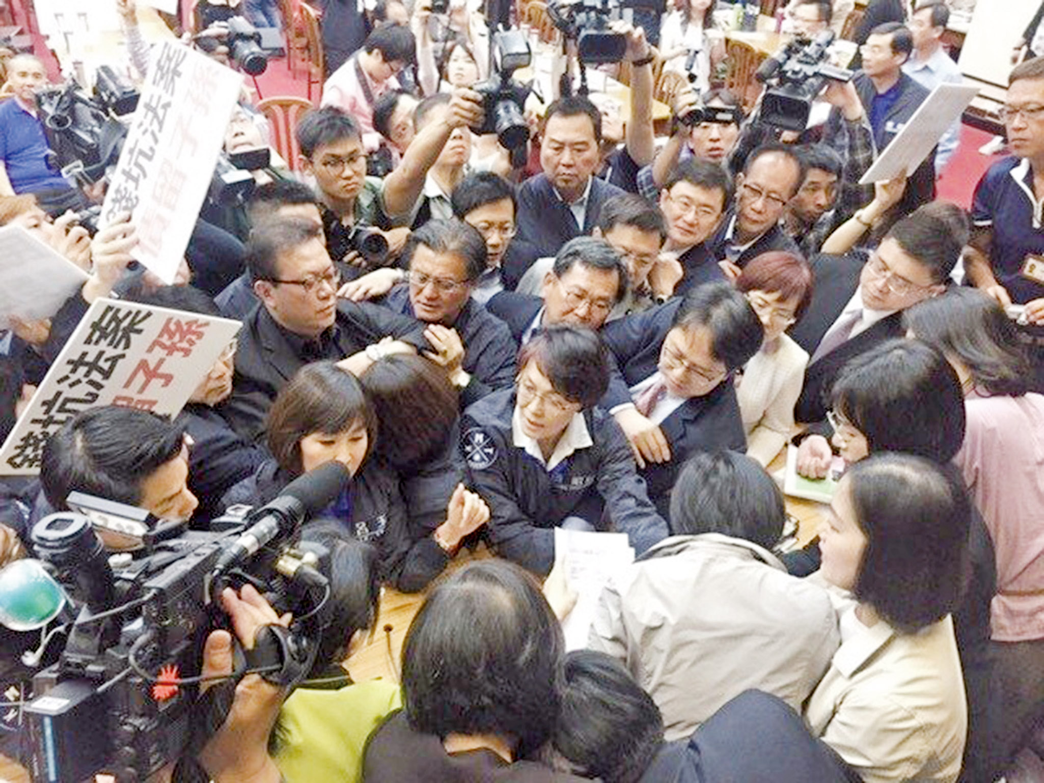 藍委抬桌潑水抗爭