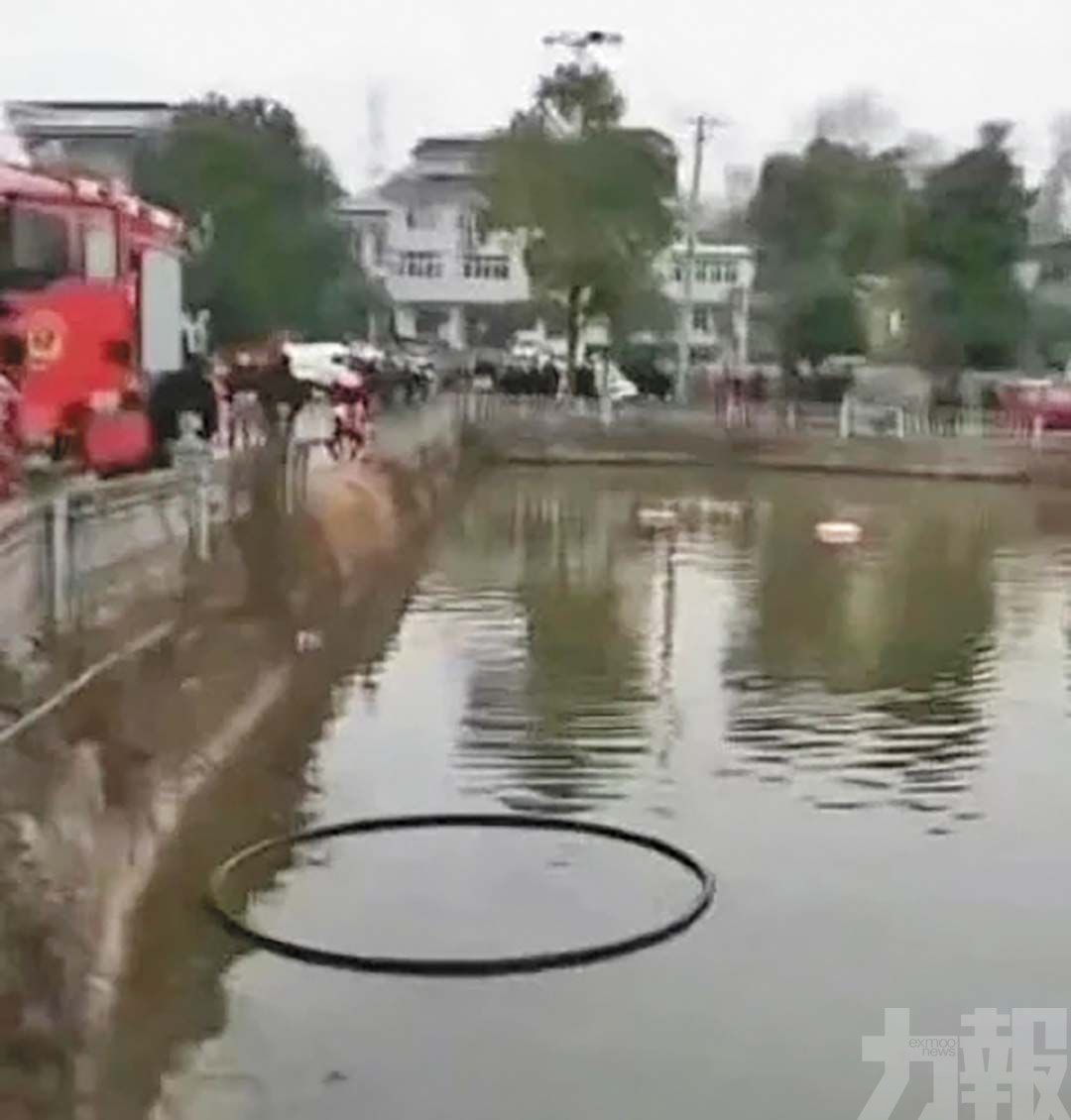 江西彭澤幼兒園接送車墜塘