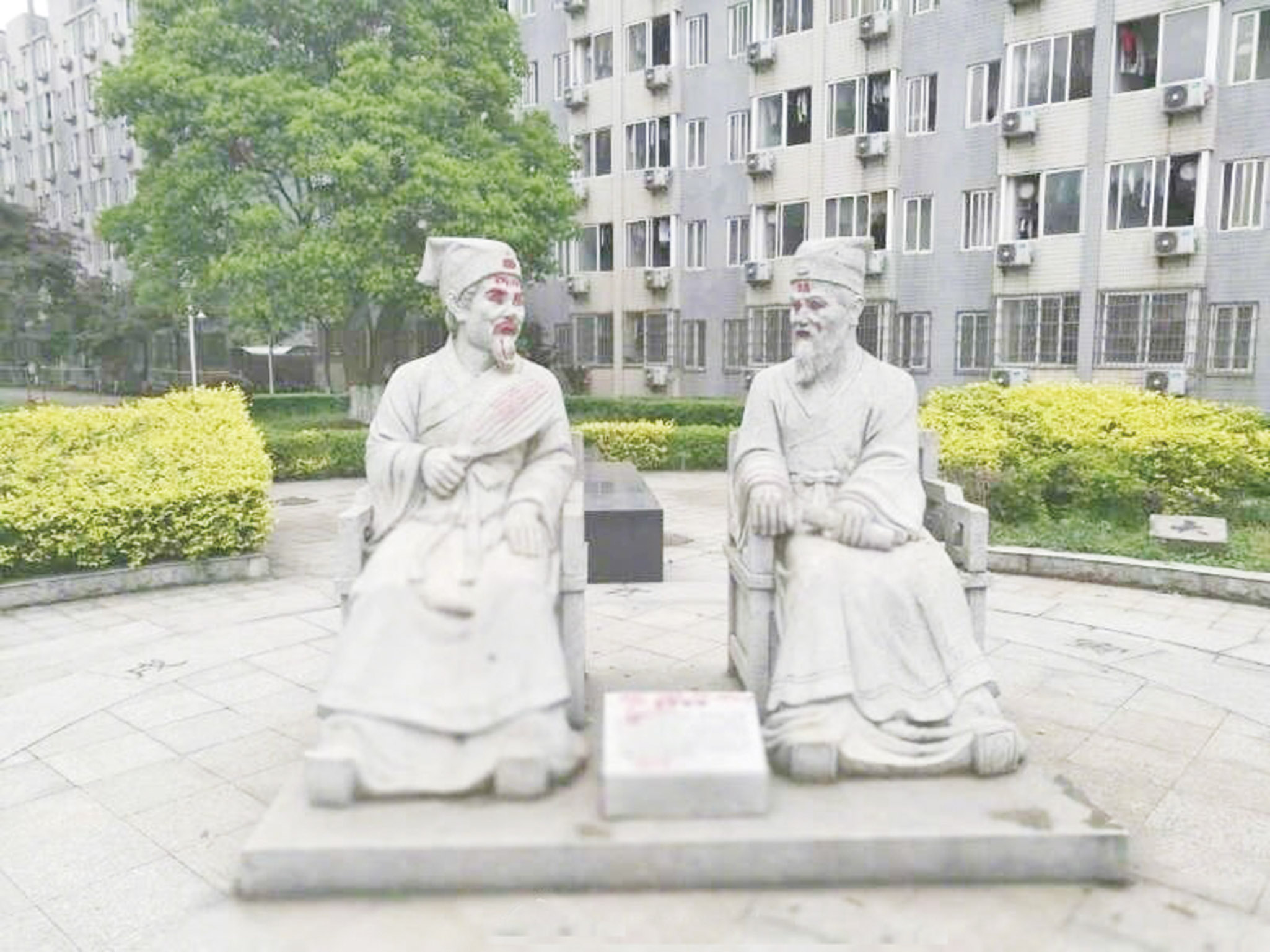 湖南大學雕像曬棉被後