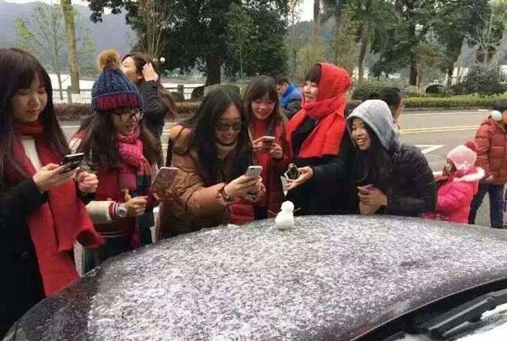 廣東多市飄雪引市民狂歡