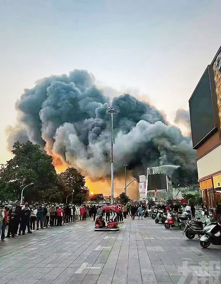 南京商場起火狂燒十小時
