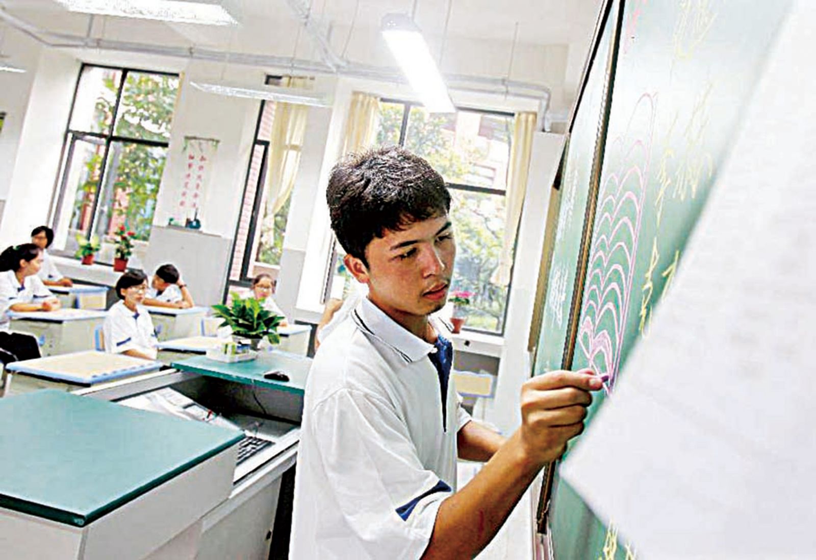 新疆將實行15年免費教育