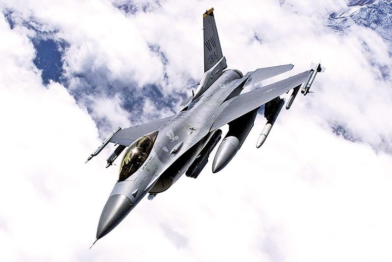 台軍四架F-16戰機赴美